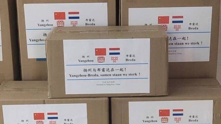De pakketten met mondkapjes voor Breda staan klaar voor verzending.