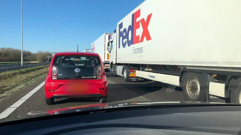 Ook het verkeer op de A58 vanaf Ulvenhout staat vast door de grenscontrole bij Hazeldonk. (Foto: Omroep Brabant)