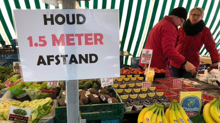 Op de markt wordt flink gewaarschuwd om afstand te bewaren. 