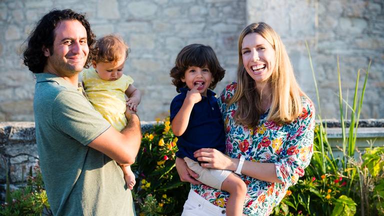Marleen Brouwer uit Macharen en haar gezin in Cyprus