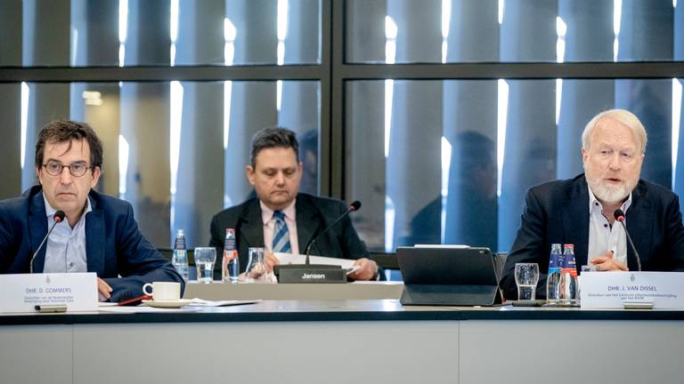 Diederik Gommers (l) en Jaap van Dissel (r) praten de Tweede Kamer bij (foto: ANP).