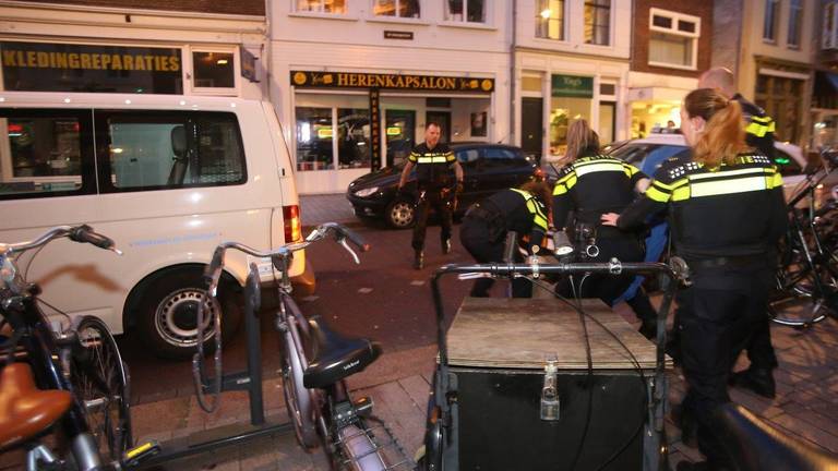 De man moet de cel in vanwege het spugen naar een agent en omstanders. (Foto: SQ Vision/Bart Meesters)