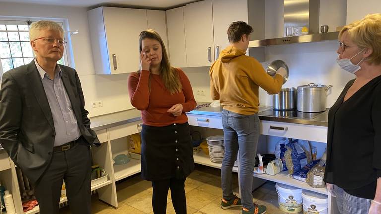 Burgemeester Weterings in de keuken bij ONS Soepje (foto: Jan Peels).