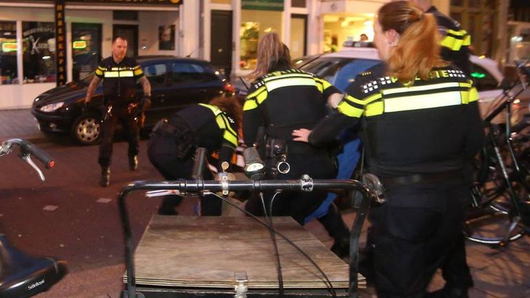 De politie heeft de handen vol aan 'coronahoesters', zoals in Den Bosch (foto: SQ Vision/Bart Meesters).