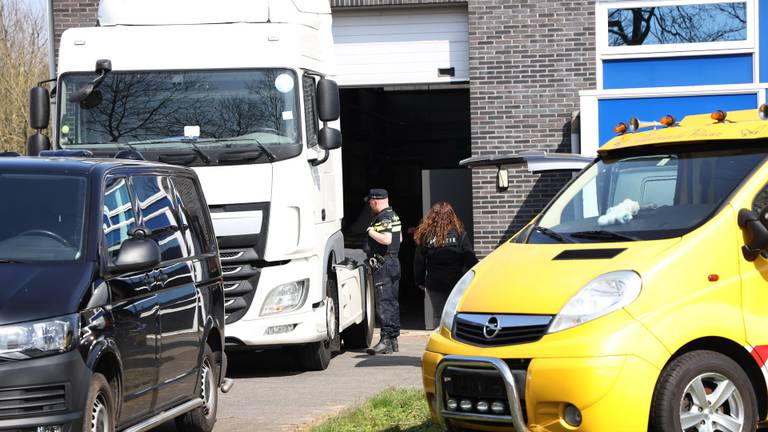 De politie viel onder andere binnen in een loods in Uden. (Foto: SQ Vision)