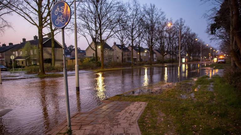 Een breuk in de waterleiding veroorzaakte overlast in de Strausslaan in Roosendaal (foto: Christian Traets/SQ Vision).
