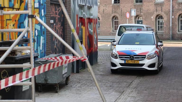 De verdachte werd buiten de Bredase supermarkt gearresteerd (foto: Perry Roovers/SQ Vision).