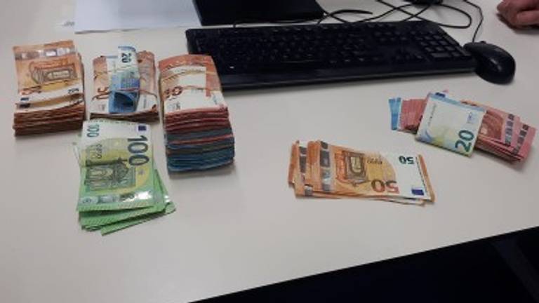 Bij de inval werd veel contant geld ingenomen (foto: politie).