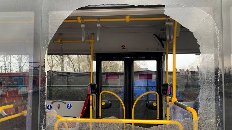 Een van de gesneuvelde ruiten van een beschoten bus. (foto: Omroep Brabant)