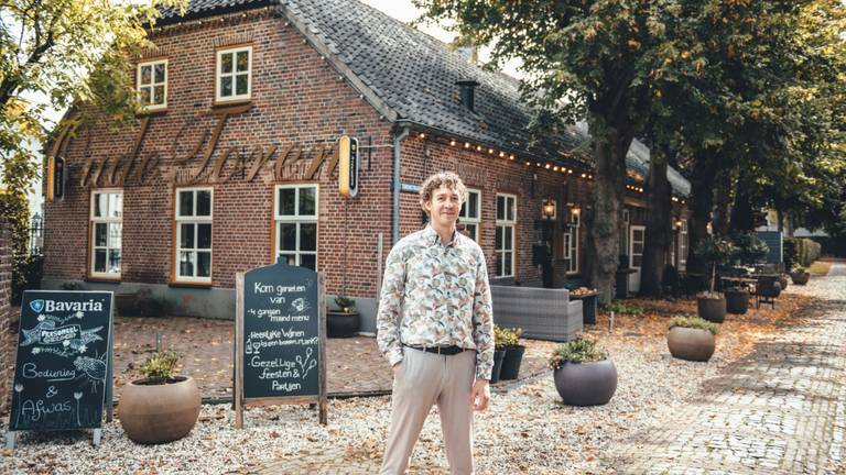 Jelle Walinga voor zijn restaurant in Waalre (foto: De Oude Toren).