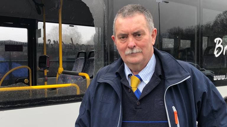 Bus van chauffeur Piet twee keer op één avond beschoten. (foto: Raymond Merkx)