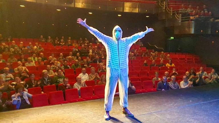 Mark van der Veerdonk voor een - op papier - uitverkochte zaal in Waalwijk (foto: Facebook Mark van de Veerdonk)