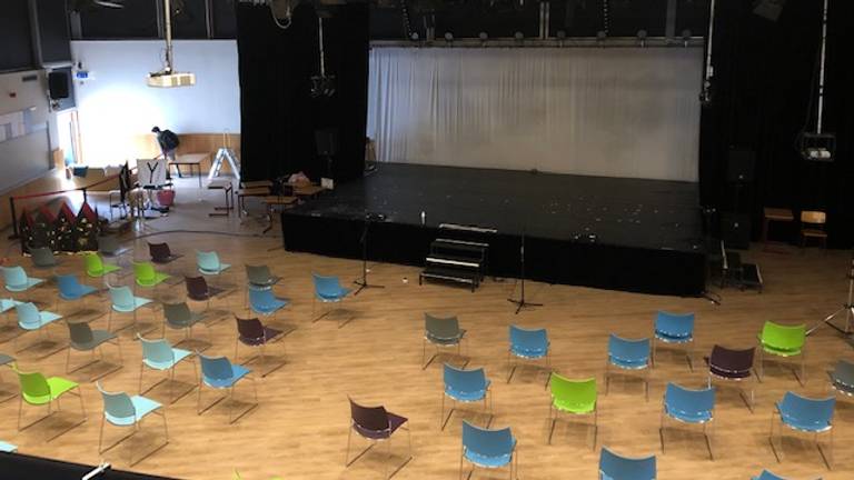 De stoelen in de zaal staan extra ver uit elkaar (foto: Eckart College)