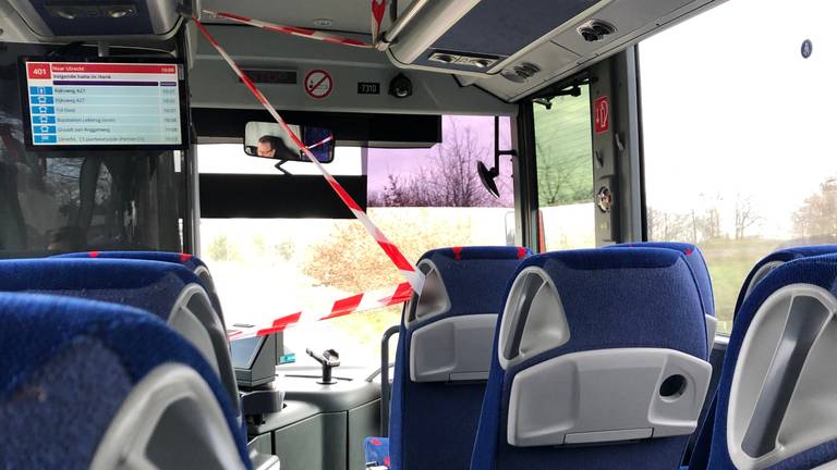 De voorkant van de bus is afgezet met lint (foto: Paul Ruiter).