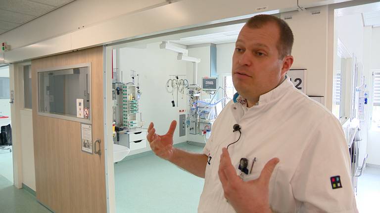 Hans Kuijsten staat aan het roer van de vier intensive care-units van het ETZ. (Foto: Omroep Brabant)