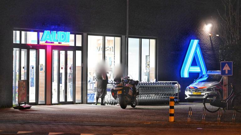 De Aldi aan de Allerheiligenweg in Breda zaterdagavond. (Foto: Tom van der Put / SQ Vision Mediaprodukties)