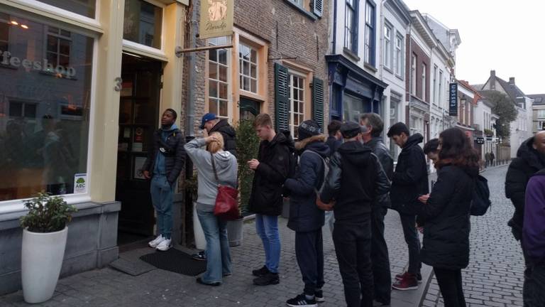 Lange rijen voor de coffeeshop (Foto: Malini Witlox).