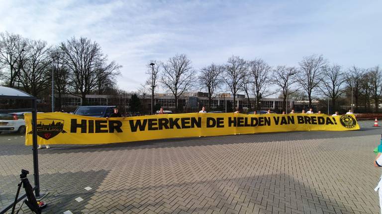 NAC-fans betuigen hun steun met dit spandoek. (foto: Ronald Sträter).