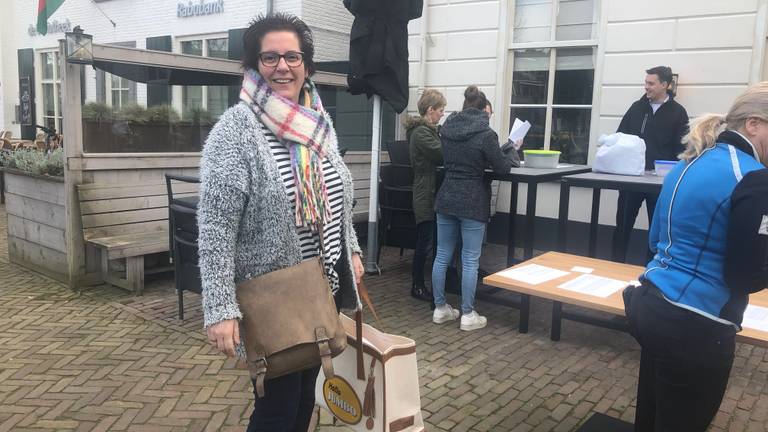 Marcia Markus (links) komt boodschappen doen bij Wout Huijben (tweede van rechts, foto: Tonnie Vossen).