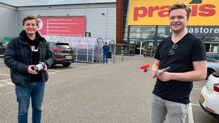 Hidde en Sebastiaan gaan klussen als 'dagbesteding'. (foto: Eva de Schipper)