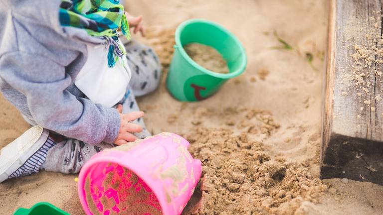 Het jongetje was aan het spelen (foto: Pexels).