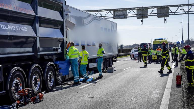 De twee vrachtwagens die bij de botsing op de A27 betrokken raakten (foto: SQ Vision/Marcel van Dorst).
