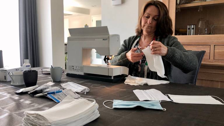 Isolde Debrabandere aan de slag met nieuwe mondkapjes (foto: Raoul Cartens)