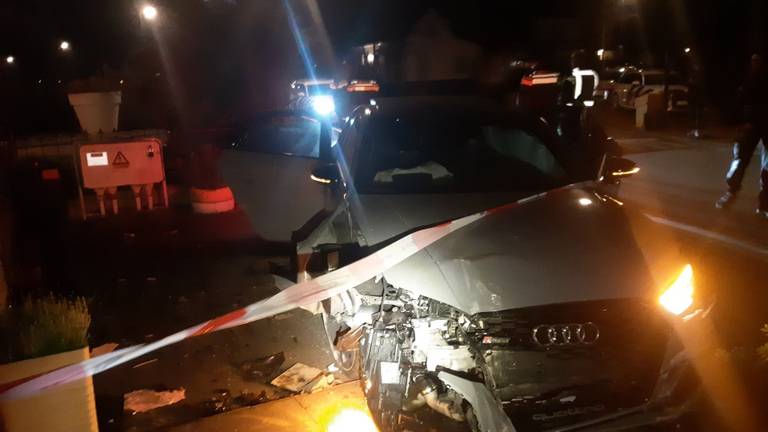 De auto crashte in Reeuwijk. (Foto: Twitter Team Verkeer Zeeland-West-Brabant)