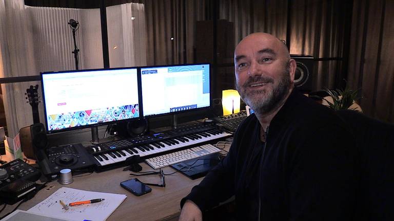 Componist van de Efteling Rene Merkelbach probeert in zijn studio muzikanten in nood te helpen. (foto: Tom van den Oetelaar)