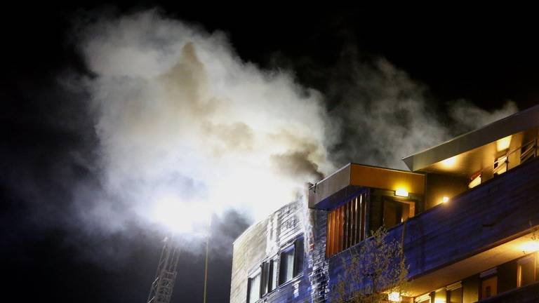 Veel rook bij de brand in Den Bosch, een vrouw raakte zwaargewond (foto: SQ Vision Mediaprodukties / Bart Meesters)