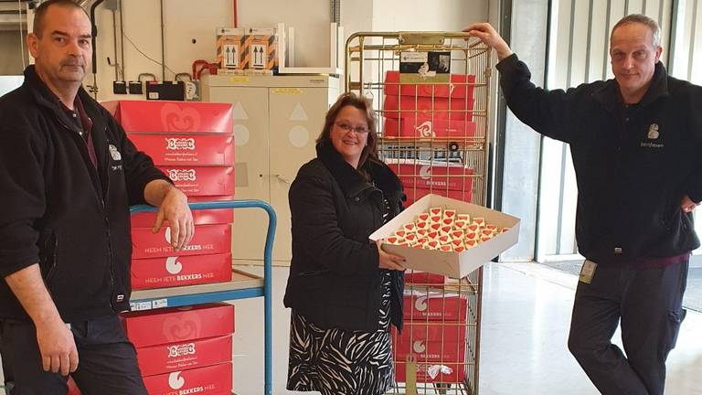 Vijftienhonderd cupcakes worden afgeleverd bij het ziekenhuis (foto: Eric van Woensel)