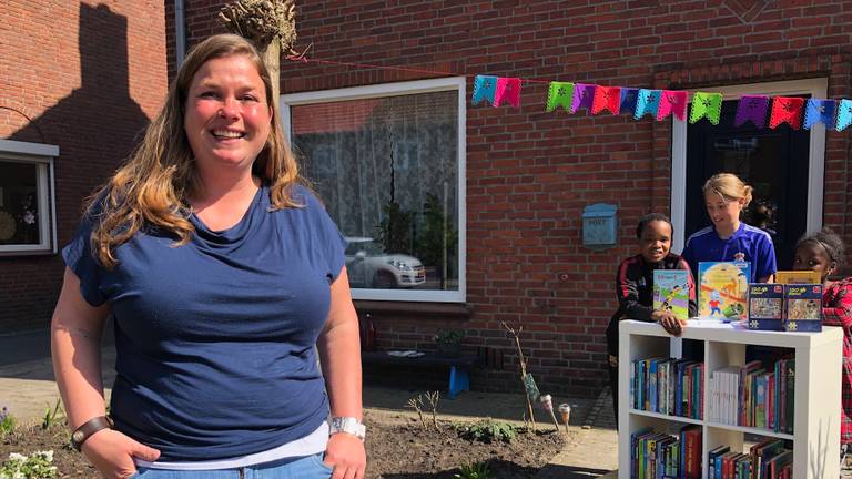 Juf Lidy heeft een mini-bieb in haar voortuin (foto: Erik Peeters)