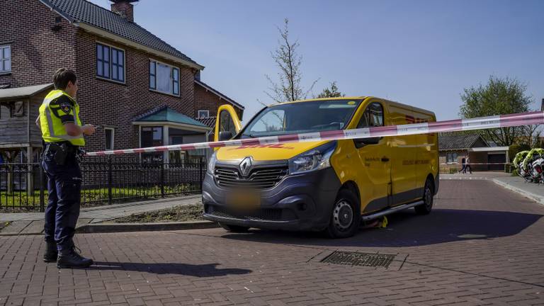 Het fietsje belandde onder de bestelbus. (Foto: Marcel van Dorst/SQ Vision Mediaprodukties)