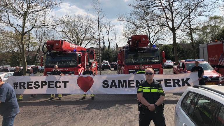 Een eerbetoon van de brandweer aan de verpleegkundigen.