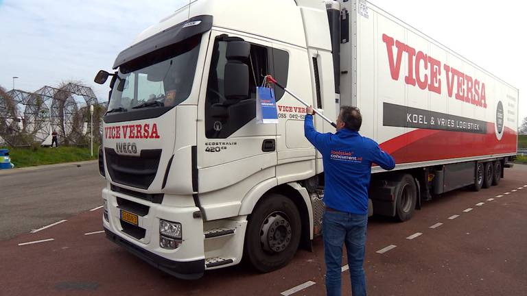 Bedrijf uit Venhorst geeft fruit aan vrachtwagenchauffeurs