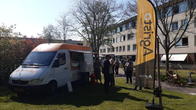 Foto: Kort na de brand kwam de frietkar toch nog langs