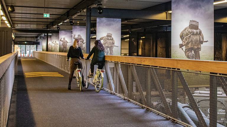 De fietsbrug door het Oorlogsmuseum is net breed genoeg voor tegenliggers. (Foto: Jacques Hendrix)