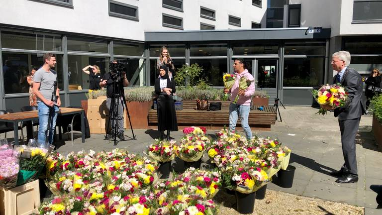Ali B. en burgemeester Weterings brengen bloemen bij Tilburgse bejaarden. (foto: Raoul Cartens)