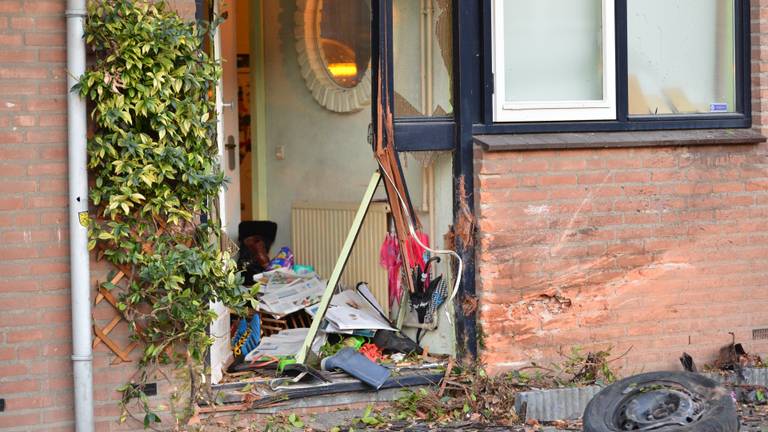 De auto heeft het huis flink geraakt (foto: Perry Roovers/SQ Vision).