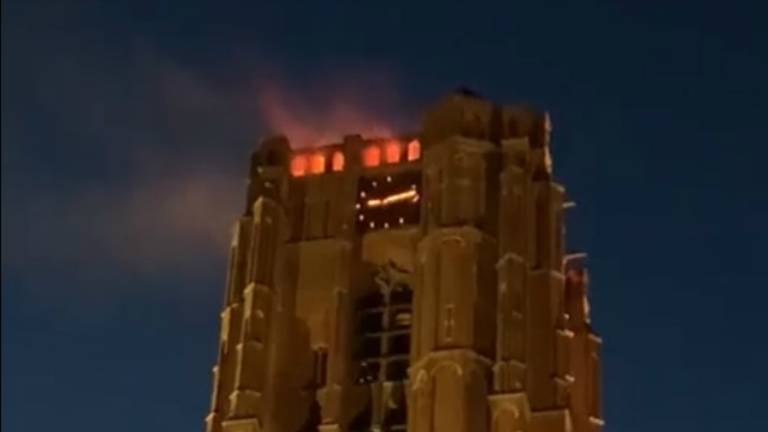 Het nep-paasvuur op de kerktoren in Oirschot (afbeelding: Facebook gemeente Oirschot).