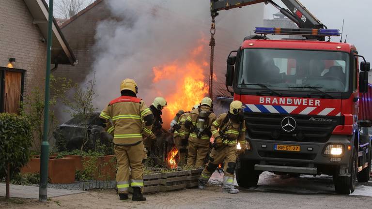 De brandweer bestreed het vuur aan het Wildpad in Vught (foto: Bart Meesters).