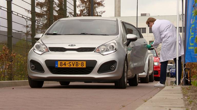 Bijna honderd mensen lieten zich bij de drive-in testen