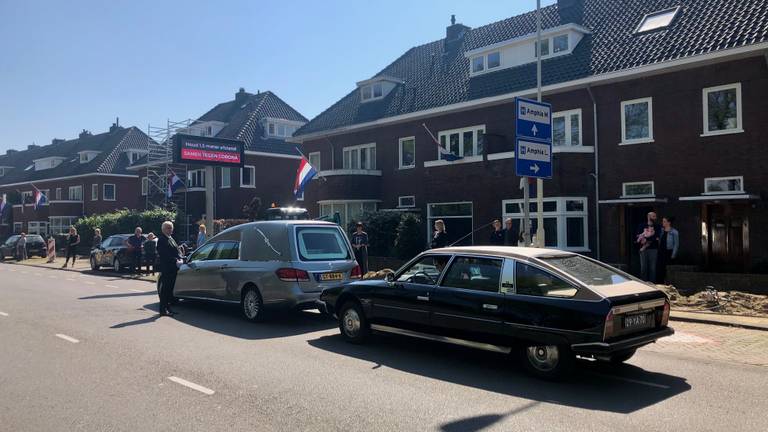 De rouwstoet stopt in de Julianalaan waar Jan Peters woonde. (foto: Raoul Cartens)