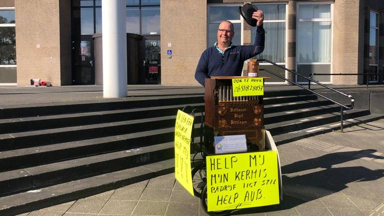 Marinus Scheepers houdt een ludiek protest voor het stadskantoor. (foto: Erik Peeters)