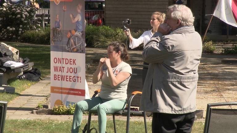Sanne Voets geeft beweegles voor ouderen