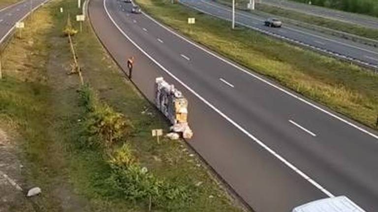 De bezorger had alle pakketjes netjes opgestapeld langs de A2 (foto: Rijkswaterstaat Verkeersinformatie)