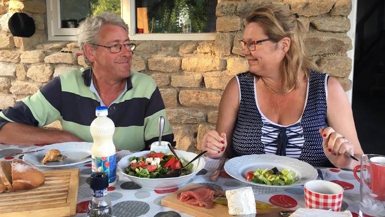 Aan de lunch uit eigen tuin