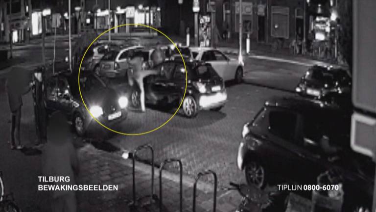 Wie herkent de twee schoppende mannen? (foto: Politie)