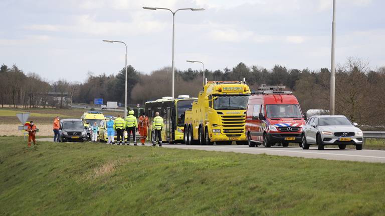 Coronapatiënten in bus op snelweg A73 gestrand