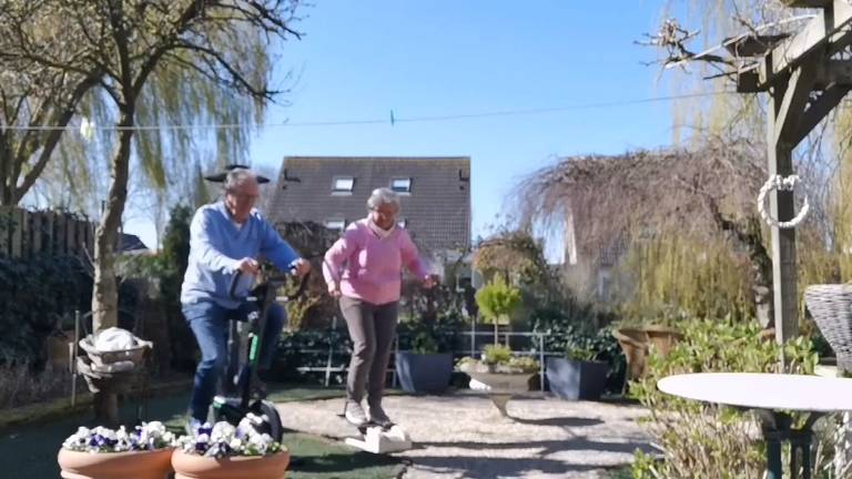 De achtertuin als sportschool. (Beeld: Henny en Dré van Dongen)